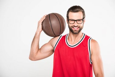 kırmızı spor top, üzerinde beyaz izole holding neşeli basketbolcu