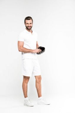 Beyzbol eldiveni ve top, izole üzerinde gri ile gülümseyen beyzbol oyuncusu