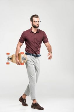 şık zarif patenci longboard, gri izole ile yürüme