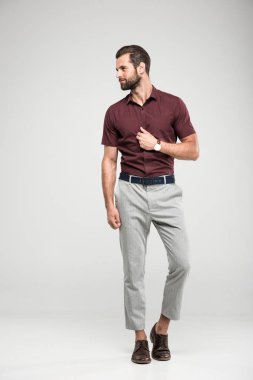 zarif yakışıklı rahat kaparken, poz izole gri