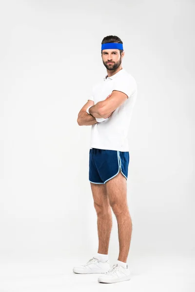 Knappe Sportman Retro Sportkleding Met Gekruiste Armen Geïsoleerd Wit — Stockfoto