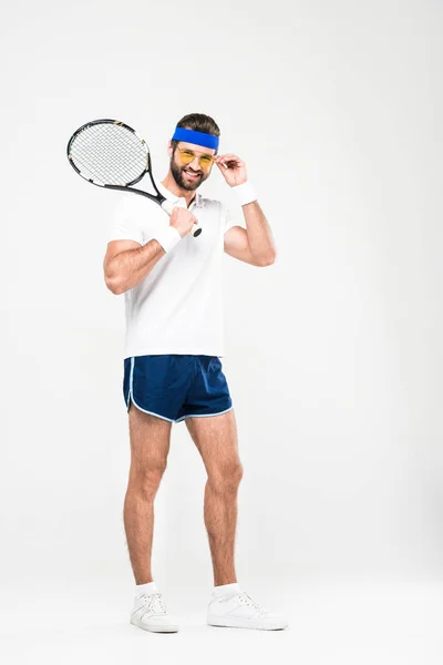 Lächelnder Tennisspieler Retro Sonnenbrille Mit Schläger Isoliert Auf Weiß — Stockfoto