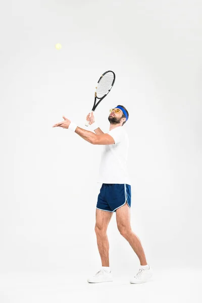 Athletischer Mann Mit Retro Sonnenbrille Beim Tennisspielen Isoliert Auf Weißem — Stockfoto