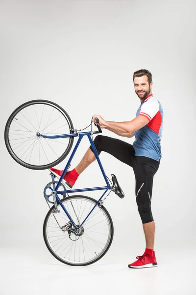 Bonito Sorridente Desportista Posando Com Bicicleta Isolado Branco — Fotografia de Stock