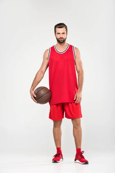 Jugador Baloncesto Ropa Deportiva Roja Con Pelota Aislado Blanco —  Fotos de Stock