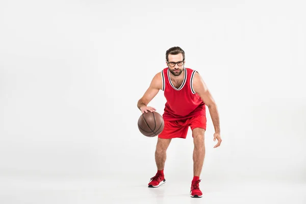 有胡子的运动员在红色运动服和复古眼镜打篮球 孤立的白色 — 图库照片