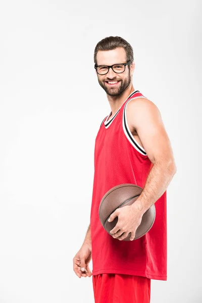 Vrolijke Basketbalspeler Retro Bril Poseren Met Bal Geïsoleerd Wit — Stockfoto