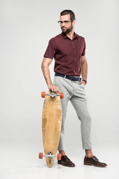 Patinador Elegante Posando Com Longboard Isolado Cinza — Fotografia de Stock