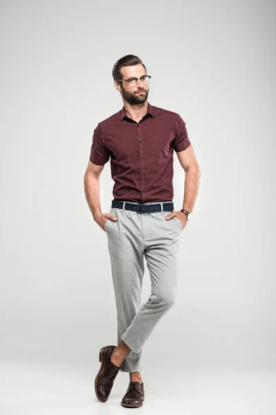 Bell Uomo Elegante Posa Chiusura Casual Occhiali Isolato Grigio — Foto Stock