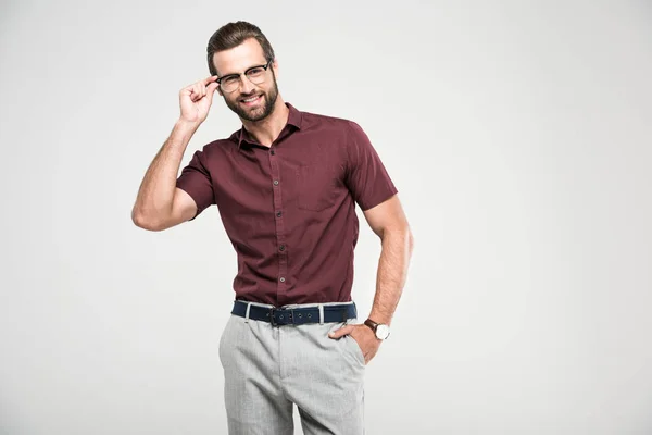 Bonito Sorrindo Homem Posando Fechamento Casual Óculos Isolado Cinza — Fotografia de Stock