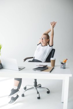 İşyerinde germe gözlük içinde genç iş kadını