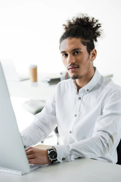 Joven Hombre Negocios Afroamericano Trabajando Con Computadora Escritorio Mirando Cámara — Foto de stock gratis