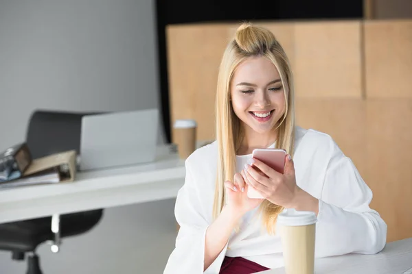 Bella Sorridente Giovane Donna Utilizzando Smartphone Sul Posto Lavoro — Foto Stock