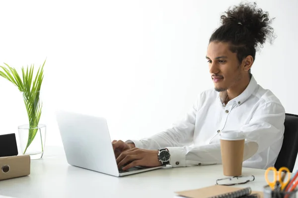 Jonge Afro Amerikaanse Zakenman Met Behulp Van Laptop Werkplek — Gratis stockfoto
