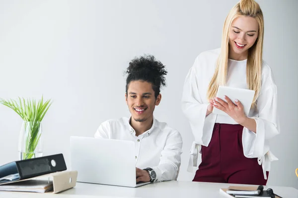 Jóvenes Empresarios Sonrientes Que Trabajan Con Dispositivos Digitales Oficina — Foto de stock gratis