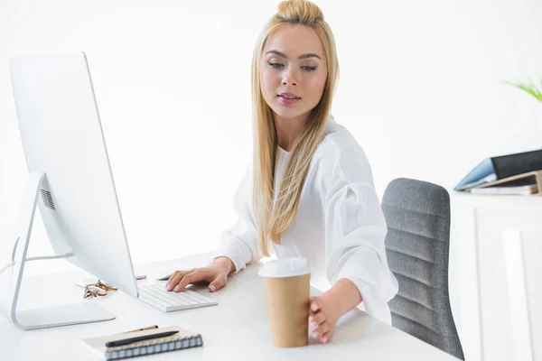 Hermosa Joven Mujer Negocios Alcanzar Para Taza Papel Con Café — Foto de Stock