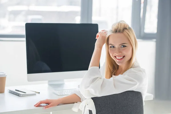 Hermosa Joven Rubia Mujer Negocios Sonriendo Cámara Mientras Está Sentado — Foto de Stock