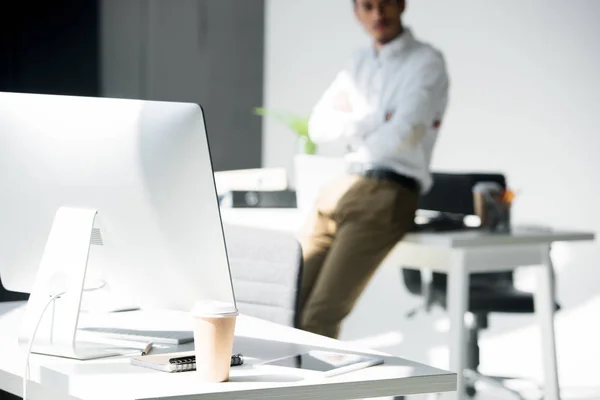 Close View Desktop Computer Paper Cup Man Leaning Table — Stock Photo, Image