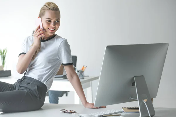 Smiling Young Businesswoman Talking Smartphone Looking Desktop Computer Office — Stock Photo, Image