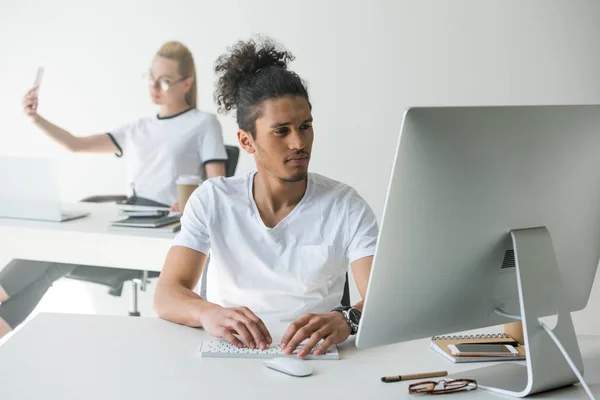 Young African American Man Using Desktop Computer Female Colleague Taking — Stock Photo, Image