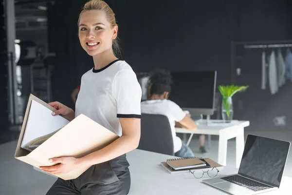 Hermosa Joven Empresaria Sosteniendo Carpeta Con Documentos Sonriendo Cámara Oficina — Foto de Stock