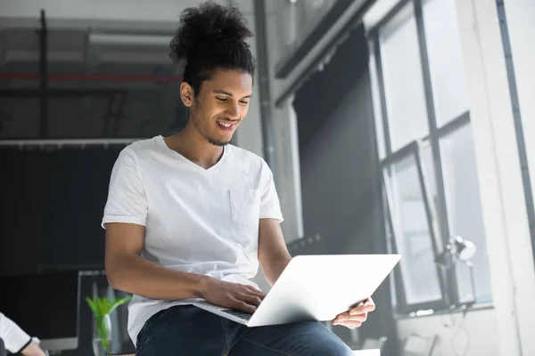 Tersenyum Muda African American Man Menggunakan Laptop Kantor — Stok Foto