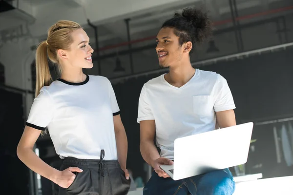 Young Multiethnic Coworkers Smiling Each Other While Using Laptop Office — Stock Photo, Image