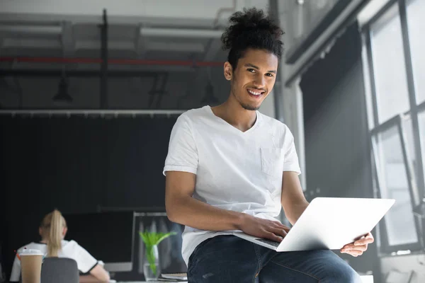 Junger Afrikanisch Amerikanischer Mann Benutzt Laptop Und Lächelt Büro Die — Stockfoto