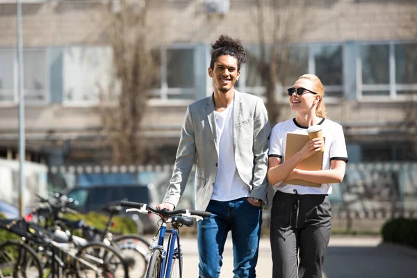 Sonriente Joven Pareja Multiétnica Caminando Juntos Calle Con Bicicleta Café — Foto de Stock