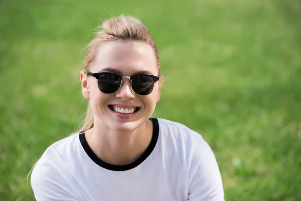 Portrait Beautiful Young Blonde Woman Sunglasses Smiling Camera Outdoors — Stock Photo, Image