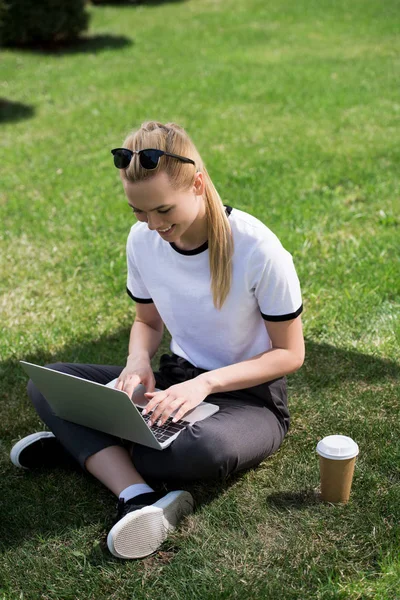 Hermosa Mujer Joven Sonriente Sentado Hierba Verde Uso Ordenador Portátil — Foto de stock gratis