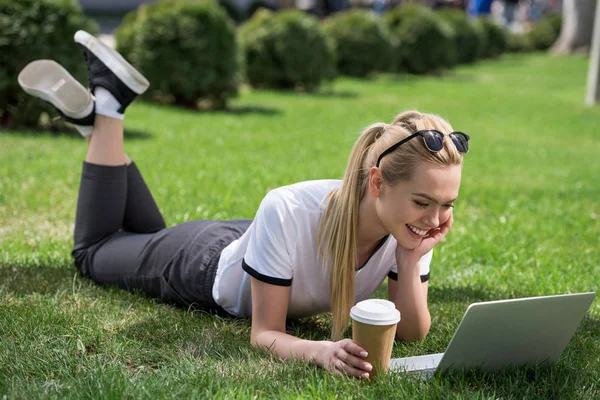 Beautiful Smiling Girl Coffee Lying Green Grass Using Laptop — Stock Photo, Image