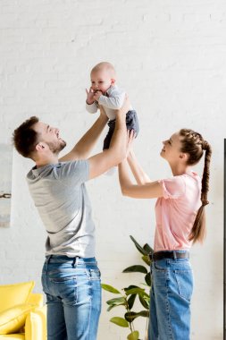 mutlu aile evde bebek çocuk ile