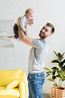 evde küçük oğlu ile oynayan genç Baba 