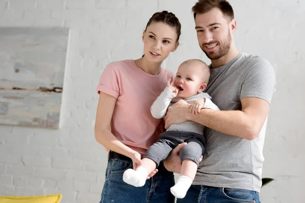 Fiatal Boldog Szülők Kis Baby Boy Otthon — Stock Fotó