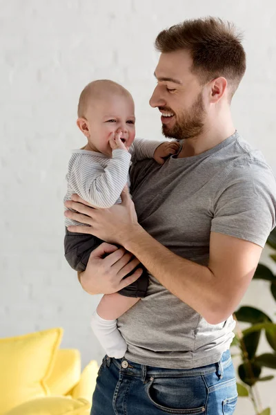 Lachende Vader Zoontje Thuis Houden — Stockfoto