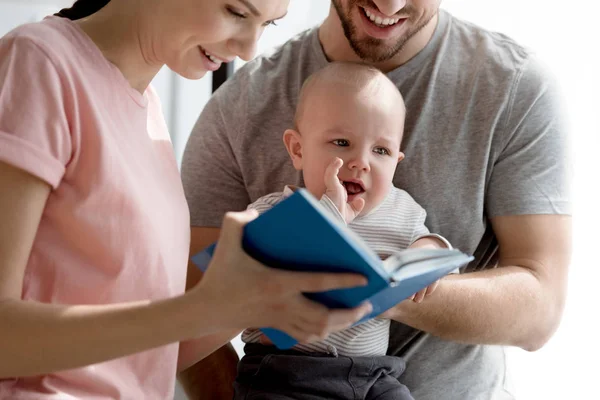 Pais Felizes Com Filho Querendo Livro Juntos — Fotografia de Stock