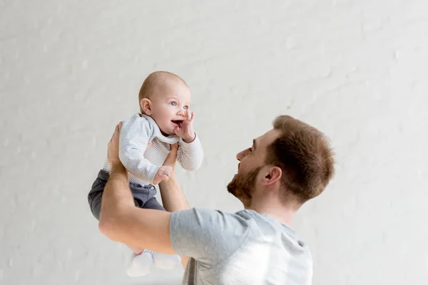 Père Jouer Avec Petit Fils Maison — Photo