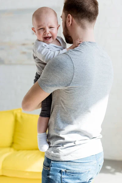 Vader Met Huilende Zoontje Thuis — Stockfoto