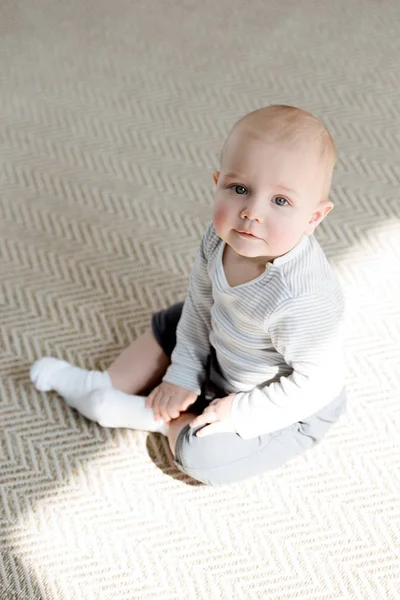 Adorable Little Baby Boy Sitting Floor — Free Stock Photo