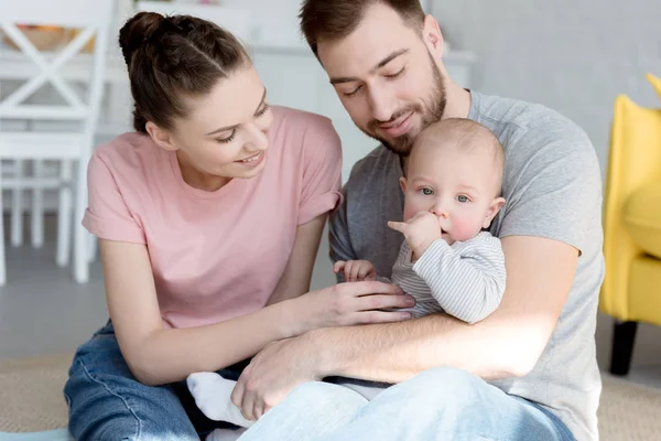 床に座って赤ちゃん男の子と若い親の幸せ — ストック写真