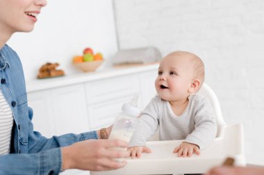 mutfak süt ile küçük oğlu besleme anne