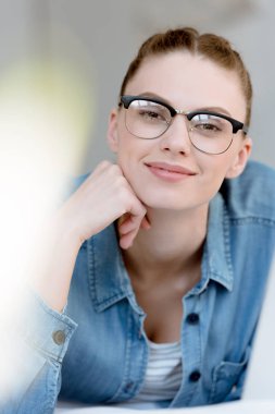 Kameraya bakarak gözlük güzel genç kadın portresi