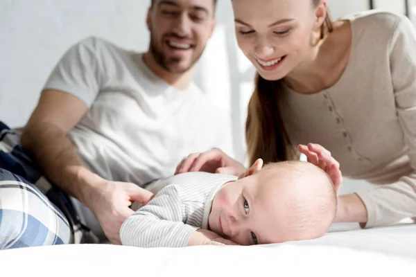 Boldog Anya Apa Kis Baby Boy Ágyon — Stock Fotó