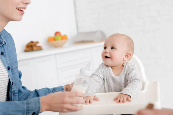 Mère Nourrissant Petit Garçon Avec Lait Sur Cuisine — Photo