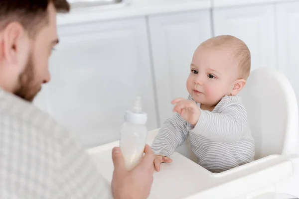 Père Nourrir Petit Fils Avec Biberon Sur Cuisine — Photo