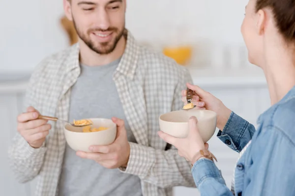 Pareja Joven Comiendo Copos Maíz Para Desayuno —  Fotos de Stock