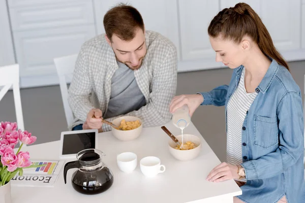 Marido Mujer Desayunando Con Hojuelas Maíz Café Cocina Con Tablet — Foto de Stock