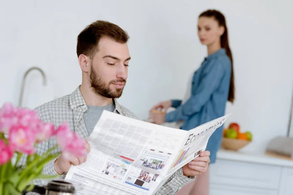 Marido Leyendo Periódico Cocina Con Esposa Fondo — Foto de stock gratis