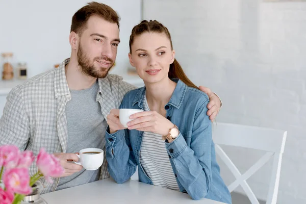 Couple Heureux Avec Tasses Café Assis Ensemble Sur Cuisine Matin — Photo